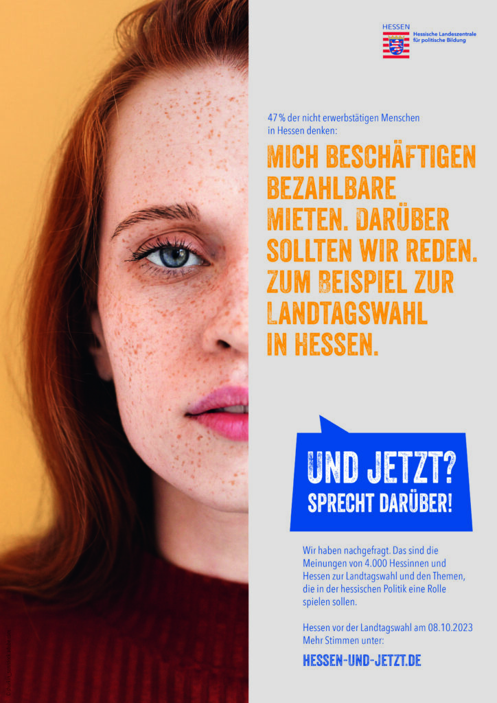 Farbplakat: Rothaarige Frau mit Sommersprossen vor orangenem Hintergrund.