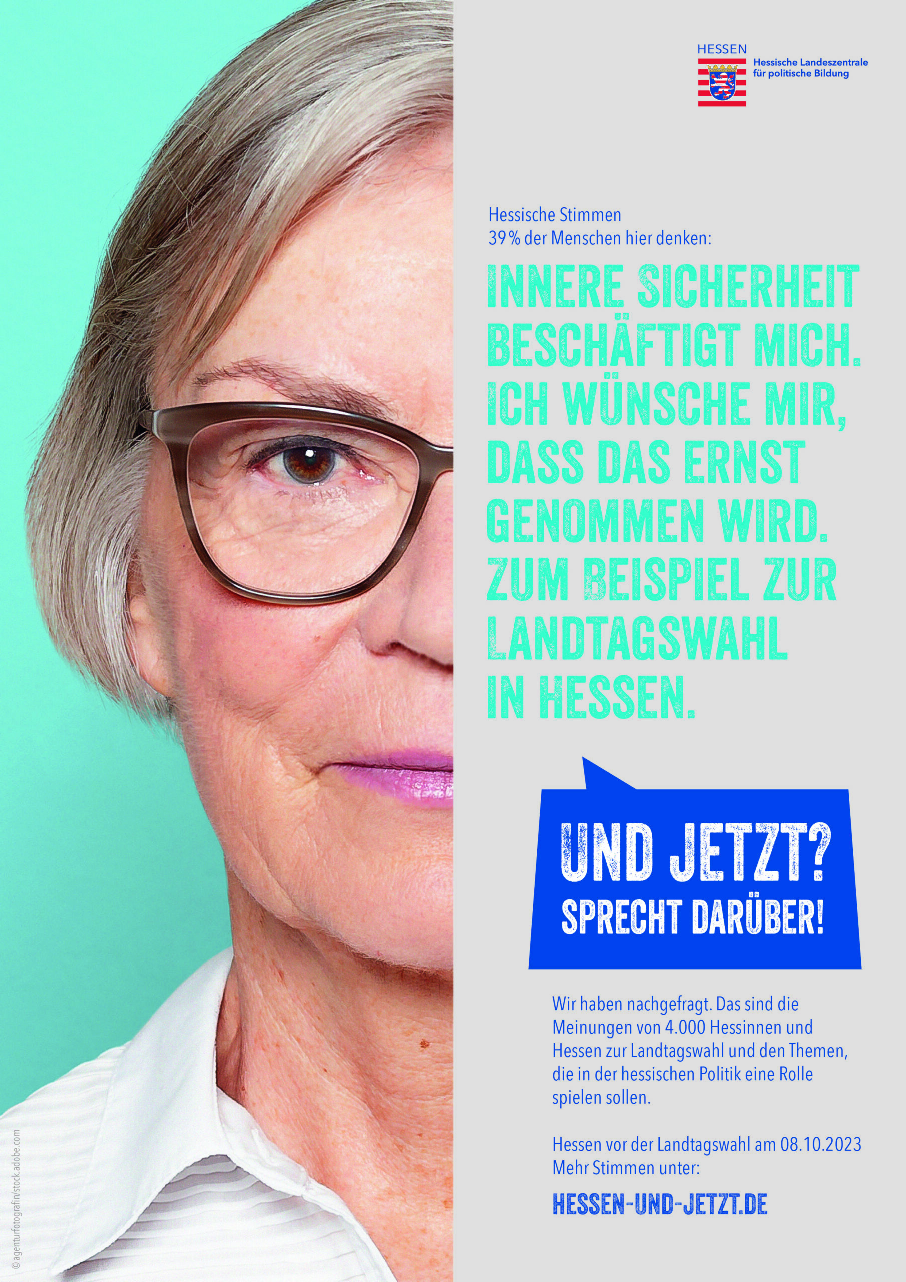 Farbplakat: Ältere Frau vor hellblauem Hintergrund.